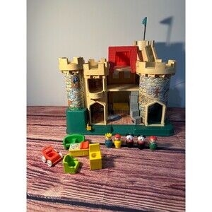 Vintage Fisher Price Little People Play Family Castle #993 W/ Characters